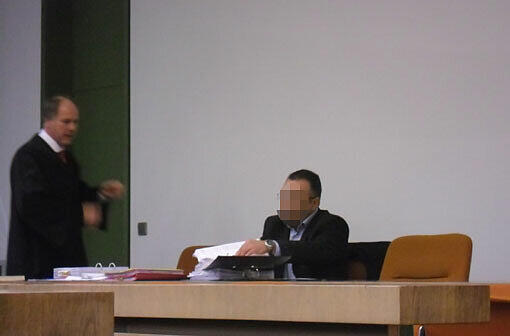 Der Angeklagte Moawia K. (40) im Münchner Landgerichtssaal. Links sein Anwalt Peter Schneider.