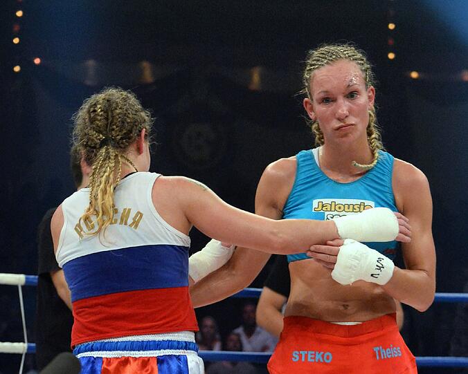 Kickboxerin Christine Theiss hat im vorletzten Kampf ihrer erfolgreichen Karriere die erste Niederlage kassiert und den WM-Gürtel verloren. Die 33-Jährige unterlag der Russin Olga Stawrowa nach Punkten. Theiss, die Ende des Jahres aufhören wird, will eine Revanche.