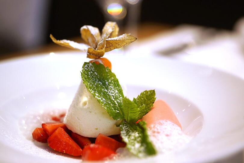 5. Gang: Orangen-Topfenmousse und Erdbeer-Joghurt-Eis mit marinierten Erdbeeren und Holunder-Sauerrahm