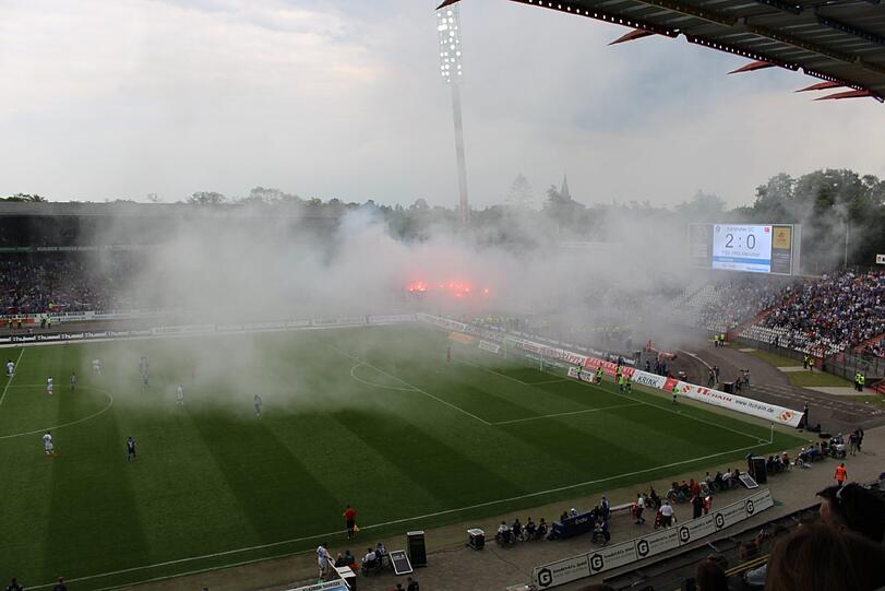 Die Bilder von der Pyro-Show der Löwen-Fans in Karlsruhe