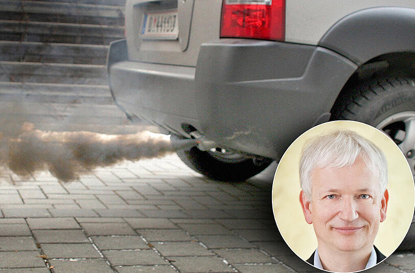Ein Diesel-Auto verpestet die Luft: Hier rußt es aus dem Auspuff wie aus einem Kamin. Was man nicht sieht, sind die Stickoxide, die aber ebenso gefährlich sind.