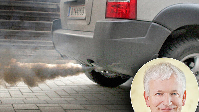 Ein Diesel-Auto verpestet die Luft: Hier rußt es aus dem Auspuff wie aus einem Kamin. Was man nicht sieht, sind die Stickoxide, die aber ebenso gefährlich sind. Ein Diesel-Auto verpestet die Luft: Hier rußt es aus dem Auspuff wie aus einem Kamin. Was man nicht sieht, sind die Stickoxide, die aber ebenso gefährlich sind.