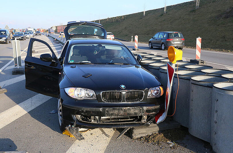 Unfall auf der A 94 bei Heldenstein: Ein Autofahrer fuhr mehrere Warnbarnken um und landete anschließend in einem Fahrbahnteiler. Zuvor wurde er wohl von der Sonne geblendet.