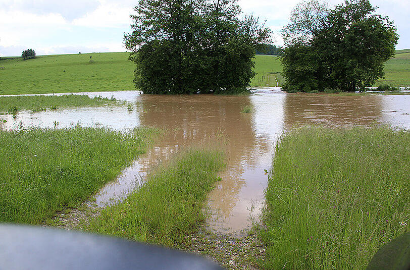Keller auspumpen und dem Hochwasser Herr werden &ndash; am Sonntagnachmittag war die Feuerwehr in Kirchdorf bei Haag im Einsatz. Die Bilder.