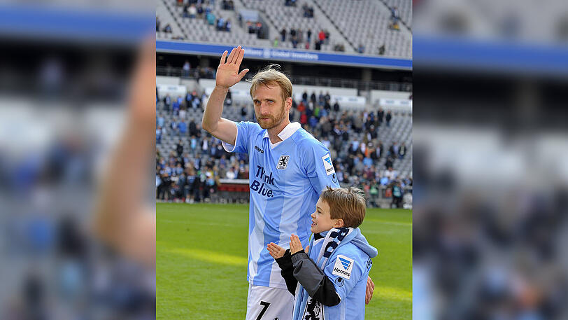 Mit einer letzten Ehrenrunde durchs Stadion verabschiedet sich Bierofka zum Ende der Saison 2013/2014 vom TSV 1860 und seinen Fans - zumindest als Spieler!