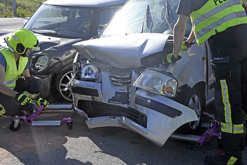 Die drei Autos standen nach dem Zusammenprall allesamt nebeneinander.