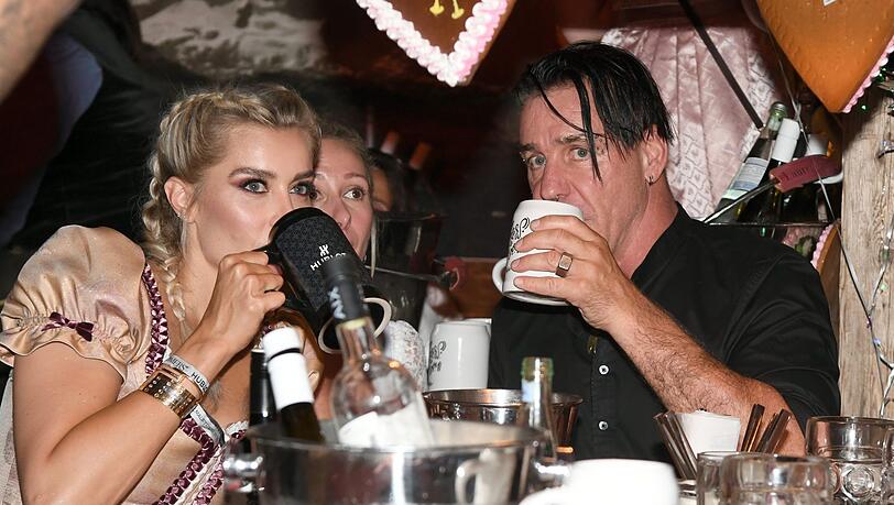 Verena Kerth und Till Lindemann beim Almauftrieb im Käferzelt. Verena Kerth und Till Lindemann beim Almauftrieb im Käferzelt.