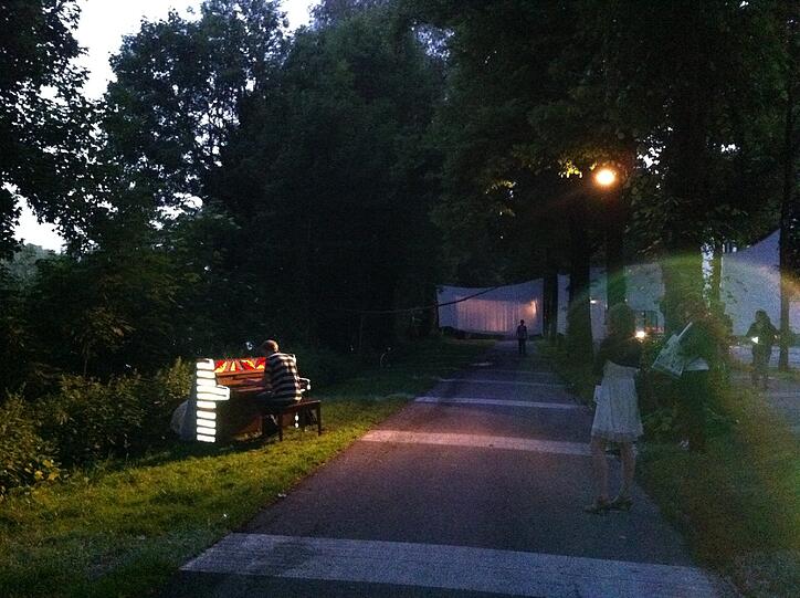 Auto-Sperre am "Isarboulevard": Hier war am Wochenende Platz für weiße Kunst, und für die Fußgänger.