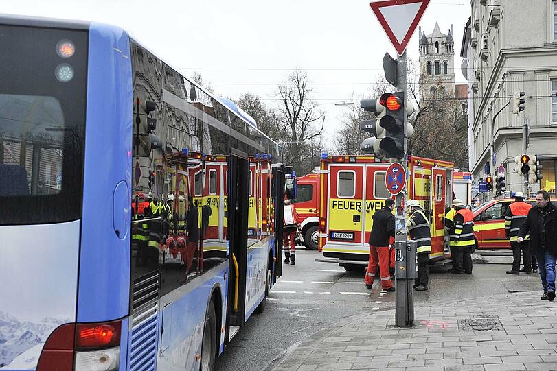Direkt an der Kreuzung passiert der Unfall: Ein Fußgänger wird in der Fraunhoferstraße von einem Linienbus überfahren.