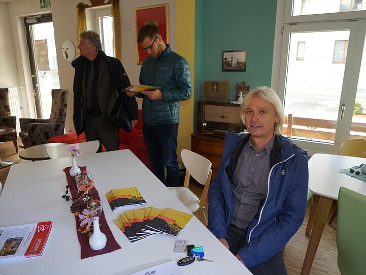 Thomas Kremer vom Wogeno Vorstand hier in Cafe das beteiligt ist an Projekt zu Civitas Eccentric im Domagkpark in München Urbanmobilität.