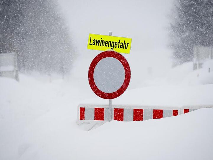 Straßensperrung: Meteorologen erwarten in Österreich weitere Schneemassen und damit eine Verschärfung der Lawinengefahr.