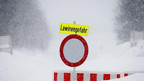 Straßensperrung: Meteorologen erwarten in Österreich weitere Schneemassen und damit eine Verschärfung der Lawinengefahr.