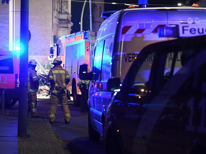 Feuerwehrmänner an der Unfallstelle in Berlin-Mitte.