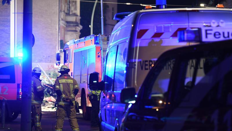Feuerwehrmänner an der Unfallstelle in Berlin-Mitte. Feuerwehrmänner an der Unfallstelle in Berlin-Mitte.