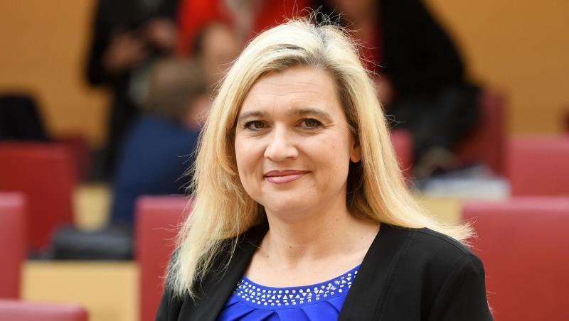 Melanie Huml (CSU), Staatsministerin für Gesundheit und Pflege, steht im bayerischen Landtag. Foto: Tobias Hase/dpa/Archivbild