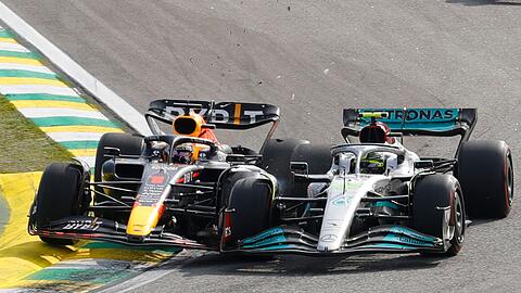 Max Verstappen (l) und Lewis Hamilton kollidieren in Kurve zwei.