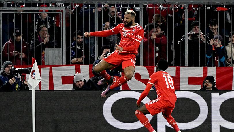 Eric Maxim Choupo-Moting (l) jubelt mit seinem Teamgefährten Alphonso Davies.