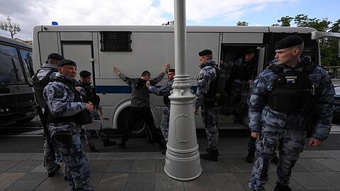 Polizisten halten einen Demonstranten auf dem Puschkinskaja-Platz in Moskau fest.