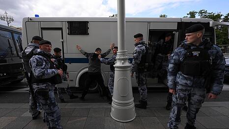 Polizisten halten einen Demonstranten auf dem Puschkinskaja-Platz in Moskau fest.