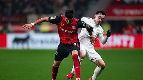 Piero Hincapie (links) und Bayer Leverkusen stehen weiter oben in der Tabelle