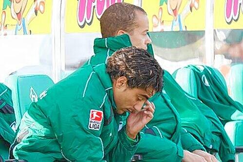 Die Augen und das Knie schmerzen: Sami Allagui muss pausieren, Banknachbar Stephan Loboué auch, obwohl er fit wäre.