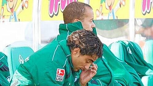 Die Augen und das Knie schmerzen: Sami Allagui muss pausieren, Banknachbar Stephan Loboué auch, obwohl er fit wäre. Die Augen und das Knie schmerzen: Sami Allagui muss pausieren, Banknachbar Stephan Loboué auch, obwohl er fit wäre.