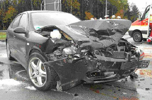 Totalschaden entstand an diesem Seat Leon beim Unfall in Taufkirchen.
