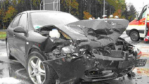 Totalschaden entstand an diesem Seat Leon beim Unfall in Taufkirchen. Totalschaden entstand an diesem Seat Leon beim Unfall in Taufkirchen.