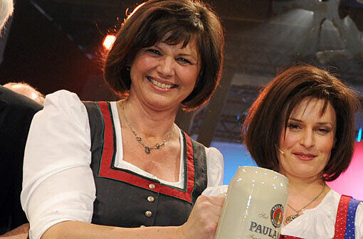 Landwirtschaftsministerin Ilse Aigner (l) und ihr Double, die Schauspielerin Angela Ascher.
