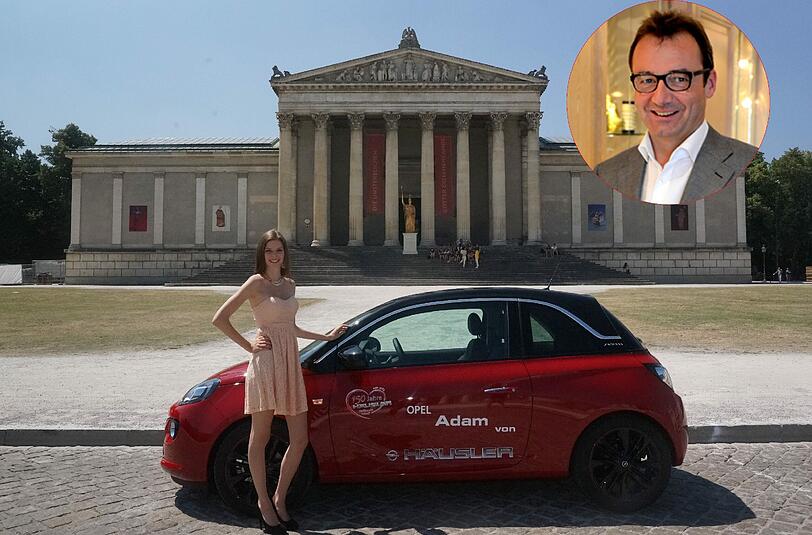 "So ein schicker Flitzer!": Katrin Biller, die Schöne Münchnerin von 2012, hat den diesjährigen Hauptgewinn zum Königsplatz kutschiert. Rechts im Bild: Stephan Lindner von Juwelier Fridrich.