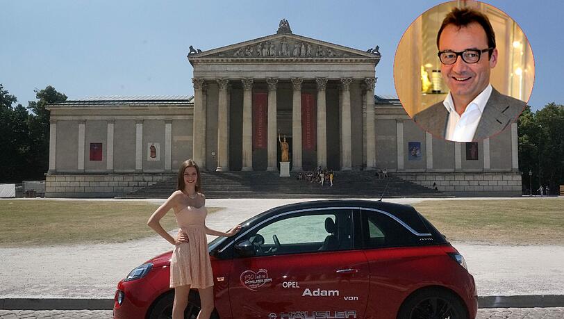 "So ein schicker Flitzer!": Katrin Biller, die Schöne Münchnerin von 2012, hat den diesjährigen Hauptgewinn zum Königsplatz kutschiert. Rechts im Bild: Stephan Lindner von Juwelier Fridrich. "So ein schicker Flitzer!": Katrin Biller, die Schöne Münchnerin von 2012, hat den diesjährigen Hauptgewinn zum Königsplatz kutschiert. Rechts im Bild: Stephan Lindner von Juwelier Fridrich.