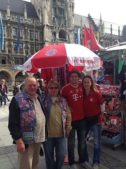 Die ersten Bayern-Fans sind schon am Vormittag voller Vorfreude am Marienplatz!