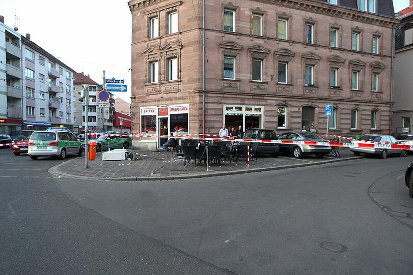 In Nürnberg ist ein Mann vor einem Café in eine Menschengruppe gerast. Die Polizei ermittelt wegen Mordversuchs.