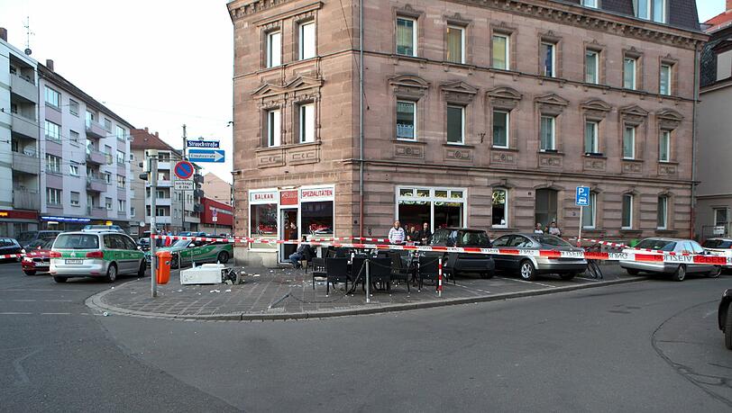 In Nürnberg ist ein Mann vor einem Café in eine Menschengruppe gerast. Die Polizei ermittelt wegen Mordversuchs.