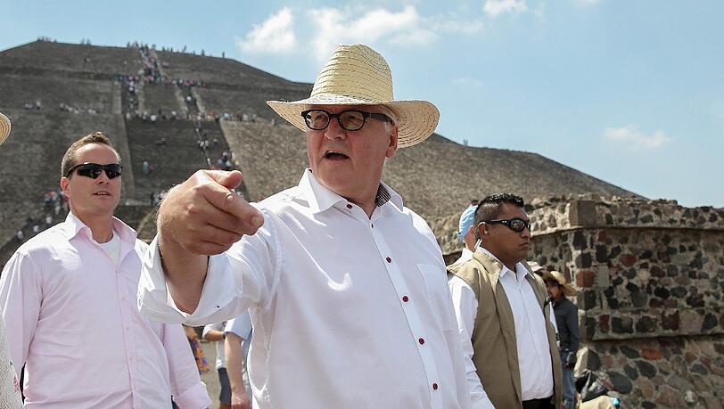 Flugmeilen hat Frank-Walter Steinmeier schon einige gesammelt. Hier besucht der 60-Jährige die Sonnenpyramide von Teotihuacán während seiner Mexiko-Reise am vergangenen Wochenende. Flugmeilen hat Frank-Walter Steinmeier schon einige gesammelt. Hier besucht der 60-Jährige die Sonnenpyramide von Teotihuacán während seiner Mexiko-Reise am vergangenen Wochenende.