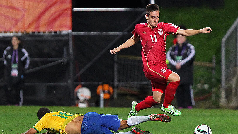 7. ANDRIJA ZIVKOVIC (20/Serbien/Benfica Lissabon): Zivkovic ist mit 17 Jahren und 92 Tagen der jüngste Spieler, der je für Serbiens A-Nationalmannschaft auflief. 2015 hatte der Rechtsaußen zudem großen Anteil am überraschenden WM-Triumph der U20 in Neuseeland, sein Freistoßtor gegen Mexiko wurde zum schönsten Treffer des Turniers gewählt. 2016 wechselte Zivkovic zu Benfica Lissabon. "Dieser kleine Junge wird ein großer Spieler", sagt der ehemalige serbische Nationaltrainer Sinisa Mihajlovic.