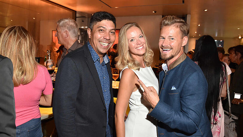 Giovane Elber (l.) mit Gregor Teicher und seiner Frau Stephanie.