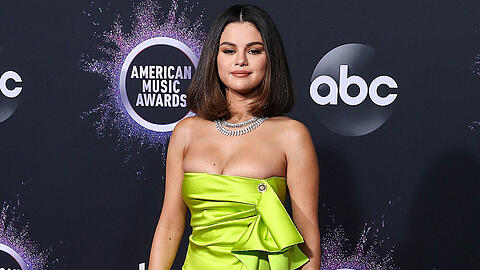 Selena Gomez im Versace-Mini bei den American Music Awards