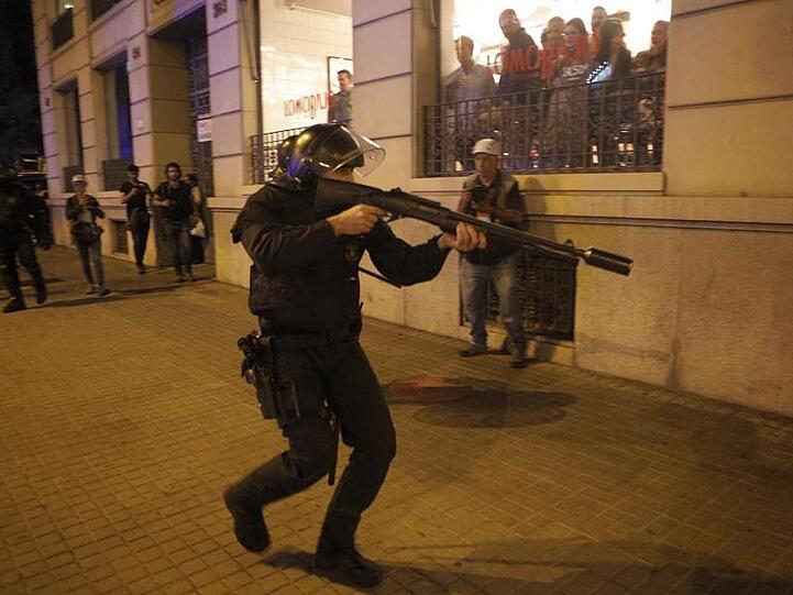 Die Polizei setzte nach eigener Aussage Schaumgeschosse ein.