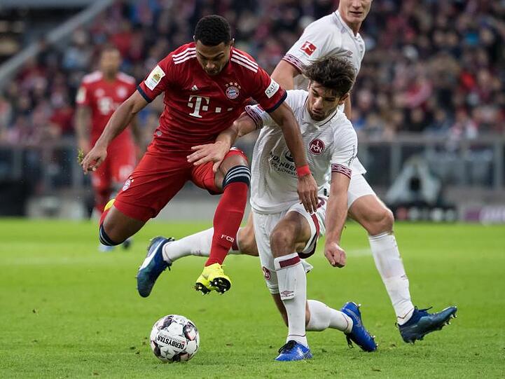 Münchens Serge Gnabry und Nürnbergs Paul Will (l-r.) kämpfen um den Ball. Foto: Sven Hoppe