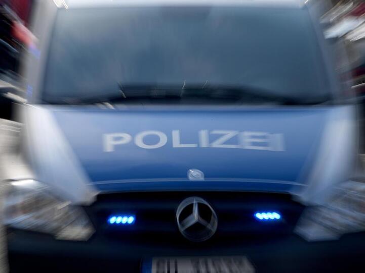 Ein Polizeiwagen mit eingeschaltetem Blaulicht. Foto: Carsten Rehder/dpa/Archivbild