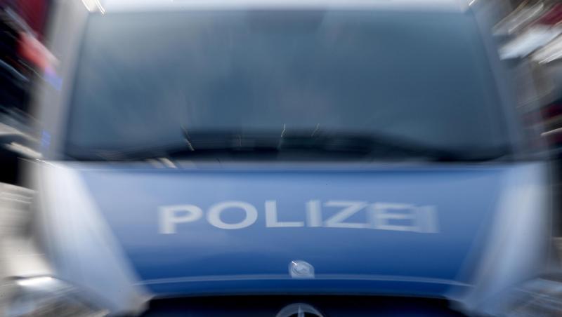 Ein Polizeiwagen mit eingeschaltetem Blaulicht. Foto: Carsten Rehder/dpa/Archivbild Ein Polizeiwagen mit eingeschaltetem Blaulicht. Foto: Carsten Rehder/dpa/Archivbild