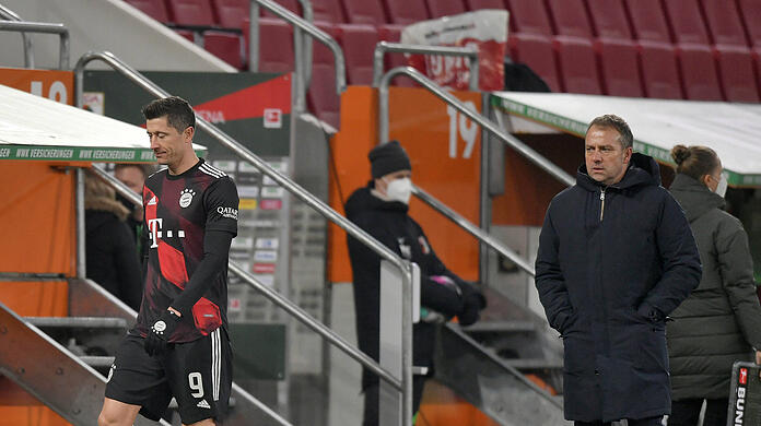 Robert Lewandowski musste in Augsburg vorzeitig ausgewechselt werden.