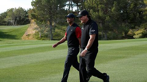 Phil Mickelson (r) und Tiger Woods bei einem Turnier in Las Vegas im Jahr 2018.