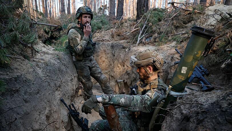 Ukrainische Soldaten ruhen sich in einem Graben an der Frontlinie nahe Kreminna aus.