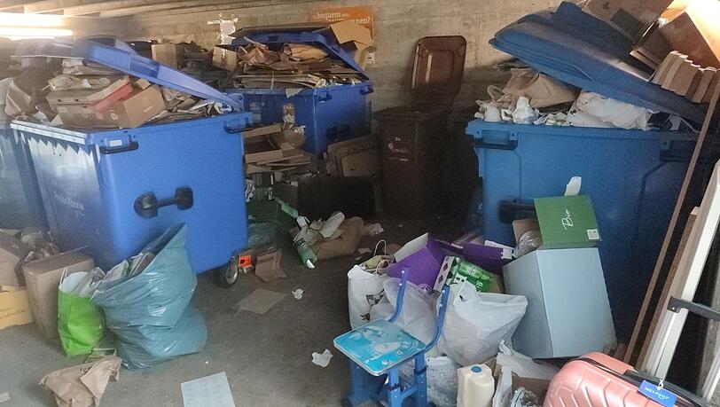Ein Foto vom vergangenen Freitag. Schon da ließen sich die Klappen der Tonnen nicht mehr schließen. Ein Paradies für Ungeziefer. Ein Foto vom vergangenen Freitag. Schon da ließen sich die Klappen der Tonnen nicht mehr schließen. Ein Paradies für Ungeziefer.