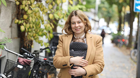 Jamila Schäfer (Grüne) beim Interview mit AZ-Rathausreporterin Christina Hertel in München.