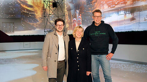 Nepomuk Schessl (l)., Antje Haberl und Markus Blume bei der Eröffnung der neuen Münchner Eislaufbahn am Donnerstag.