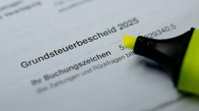 Die neue Berechnungsmethode der Grundsteuer bittet viele Eigentümer stärker zur Kasse als bislang. Mit Hilfe von Rechtsanwälten und Steuerberatern lässt sich überprüfen, ob bei der Berechnung ein Fehler unterlaufen ist.