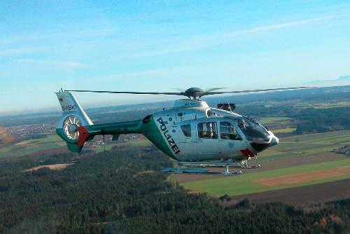 Ein Polizeihubschrauber war über der Aubinger Lohe im Einsatz.